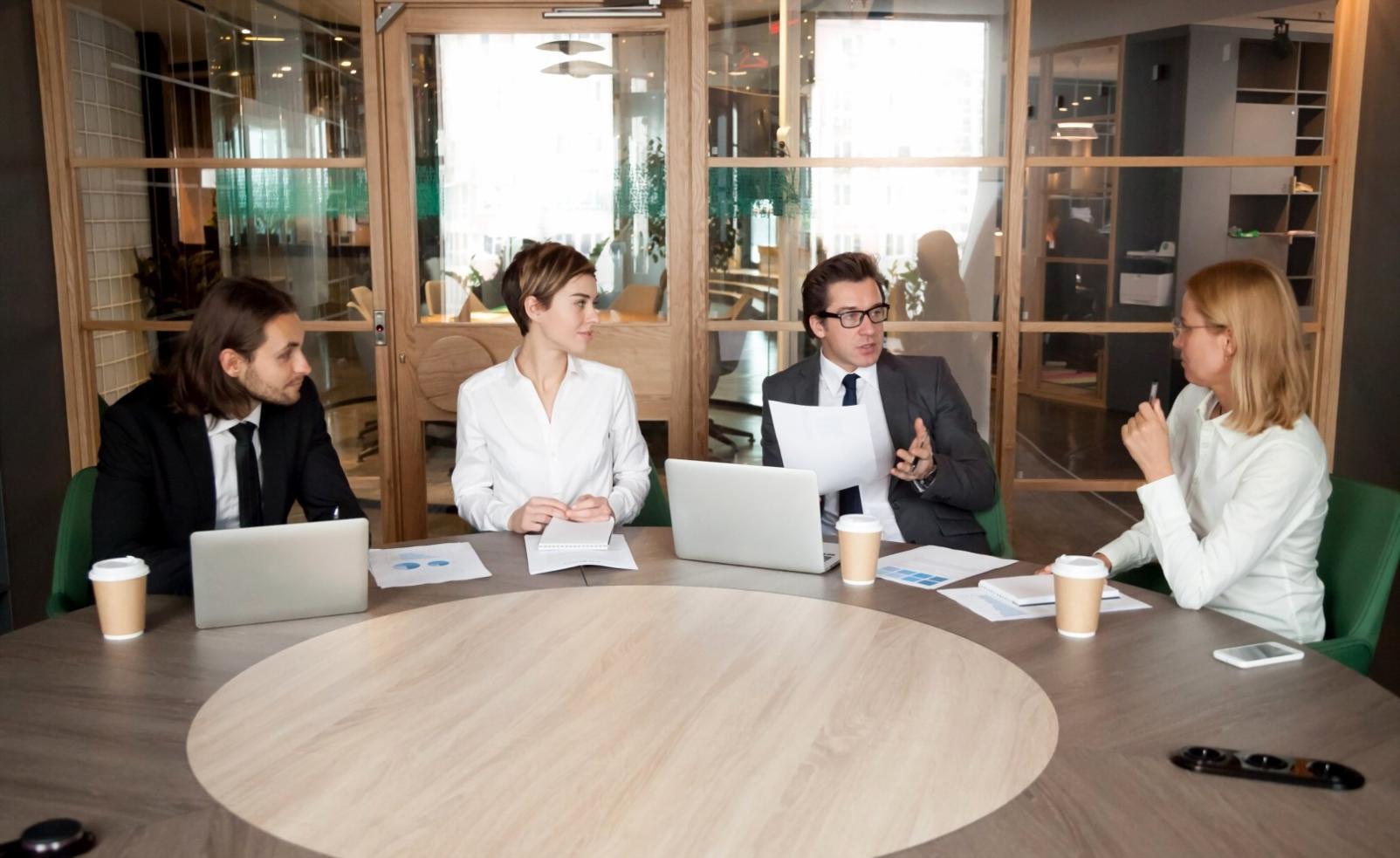 Sesión de análisis financiero con participantes trabajando en casos reales